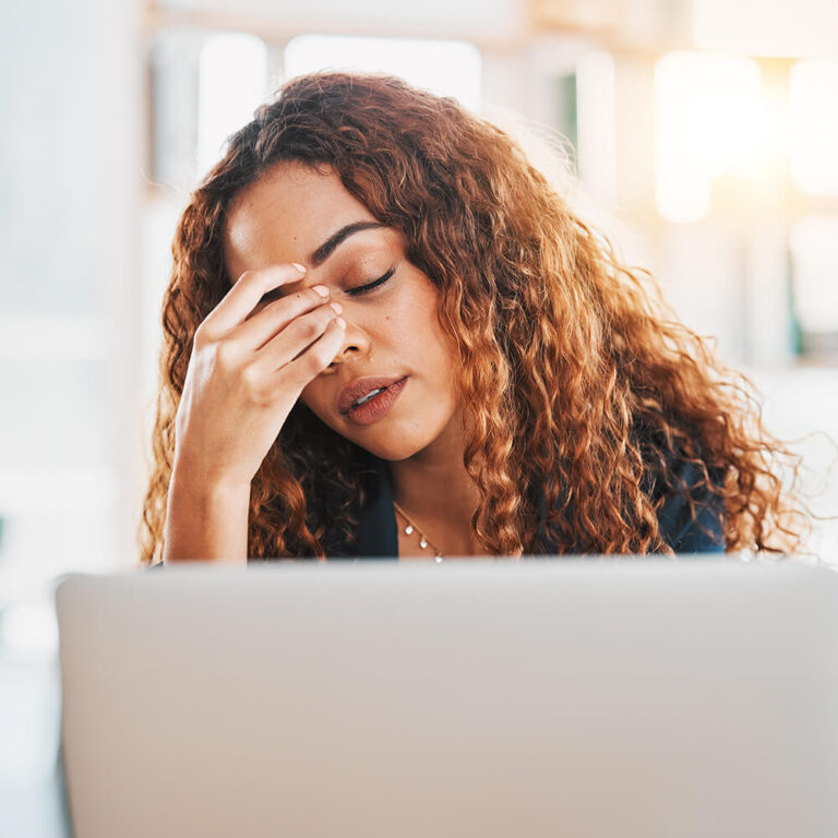 Billede af frustreret ung kvinde foran en computer.